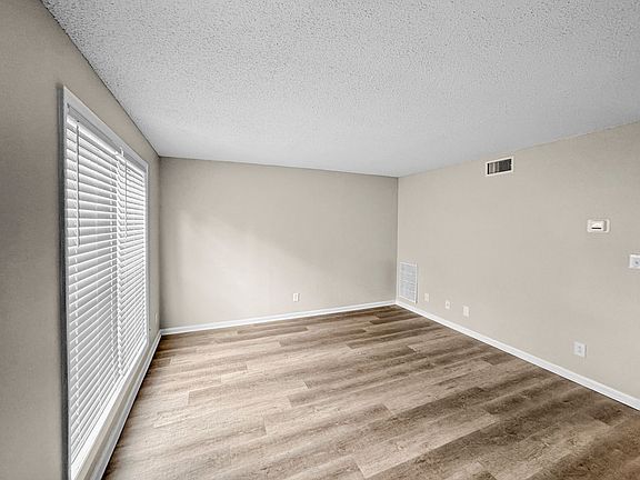 5th image of 1004 Kensington Sq #1064
