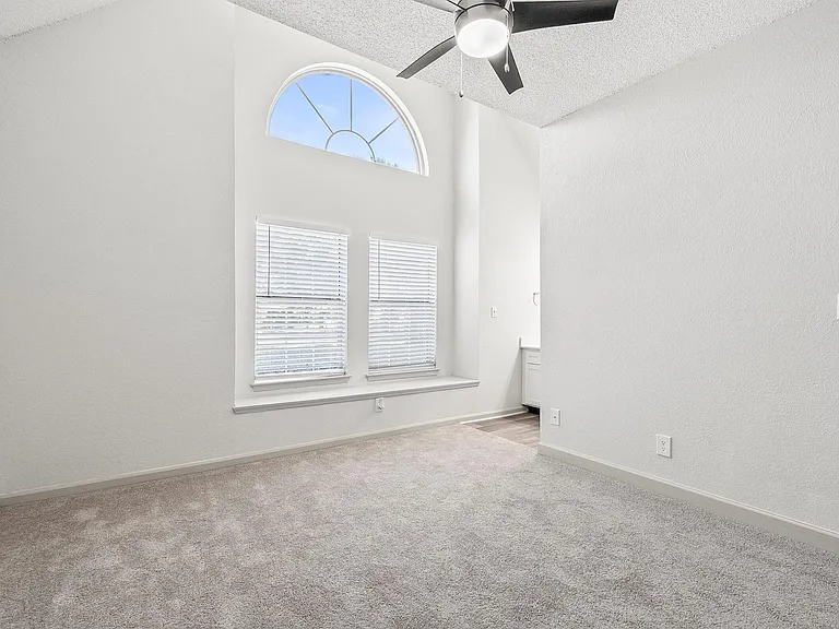 Summerlake Apartments — Photo 27