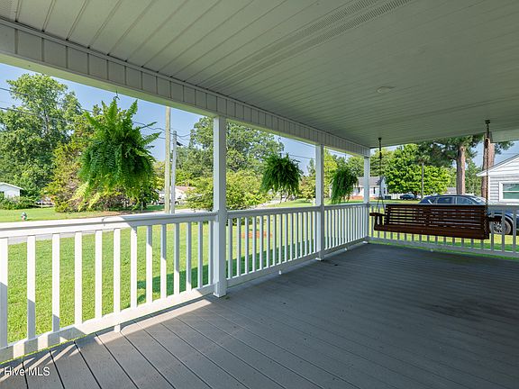 4th image of 706 E Country Club Drive