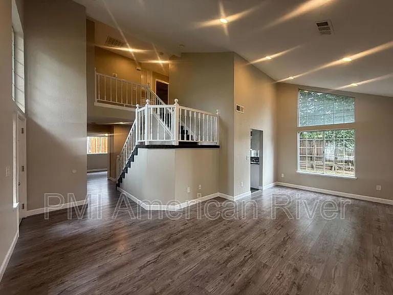 3400 Cobblestone Dr — Photo 3