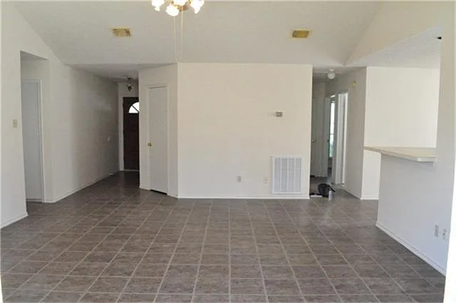 3 bed, 2.0 bath, 1453 sqft, $1,900 — Photo 4