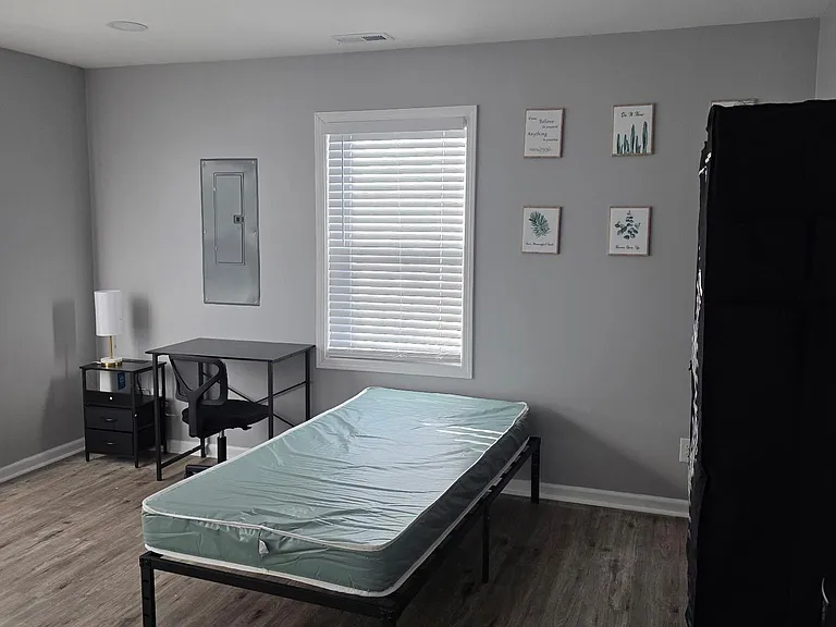 Saundralane Dr NW — Photo 2