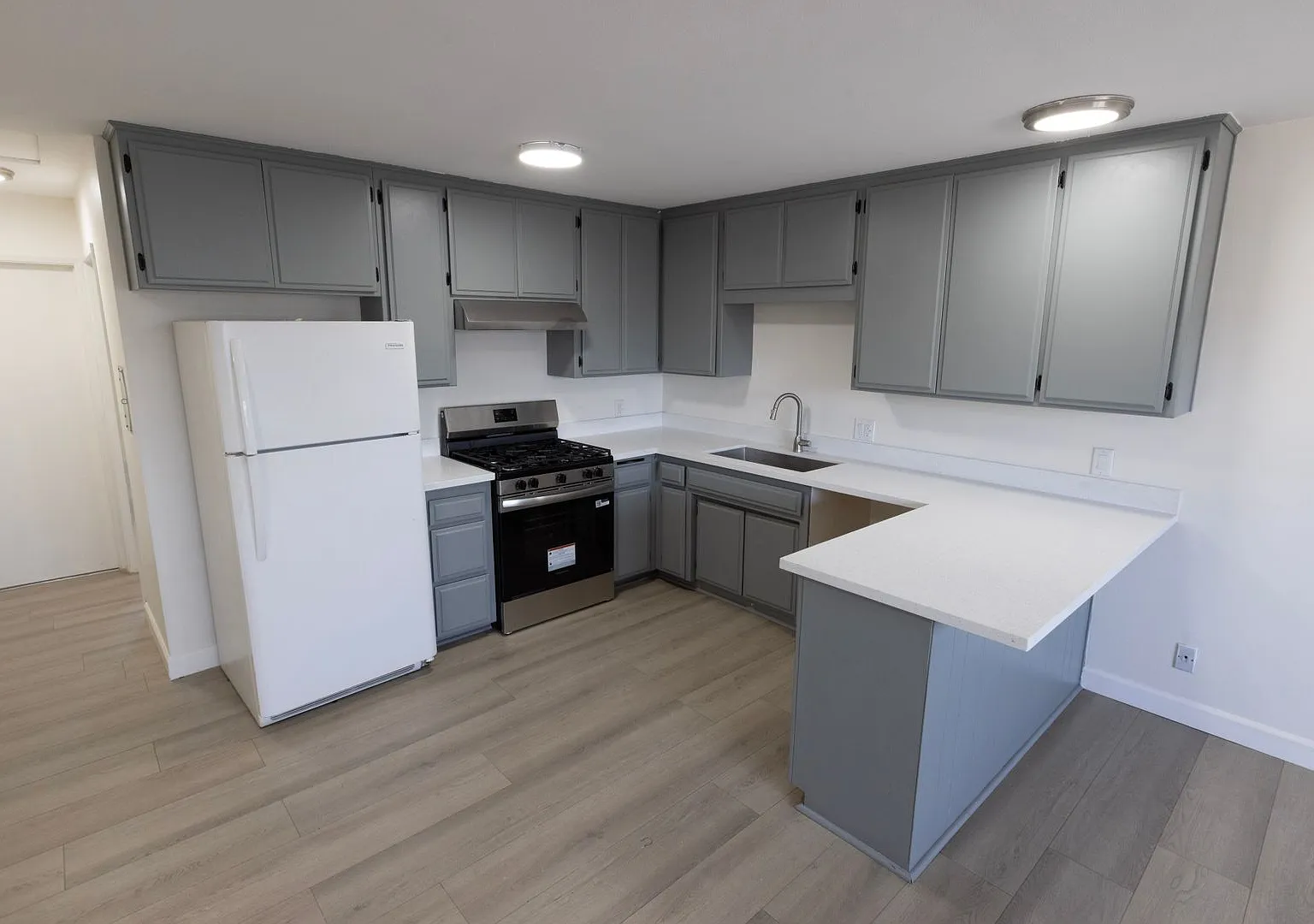 Bright 1 Bedroom Apartment Near NoHo Arts District — Photo 4