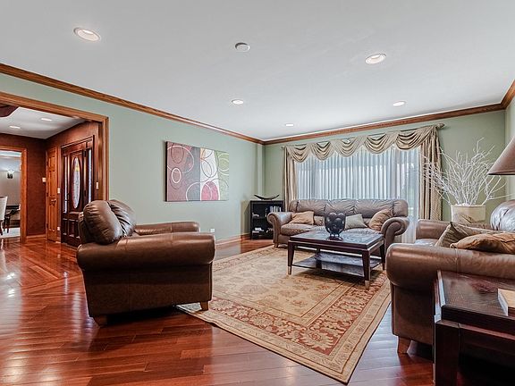 4th image of 35W142 Duchesne Dr
