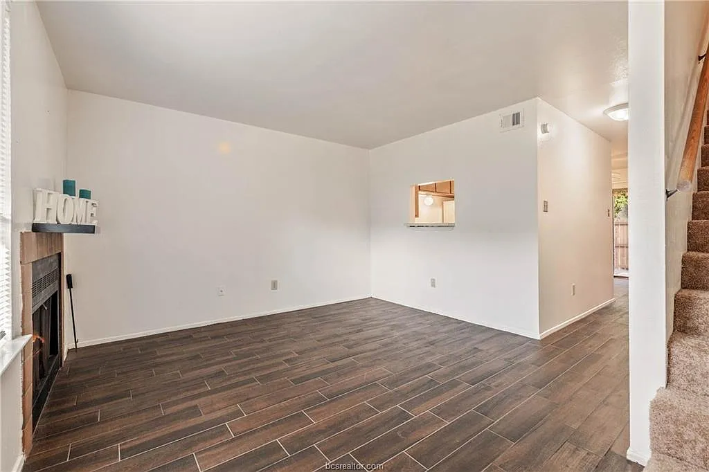 2 bed, 1.5 bath, 1056 sqft, $1,100 — Photo 4