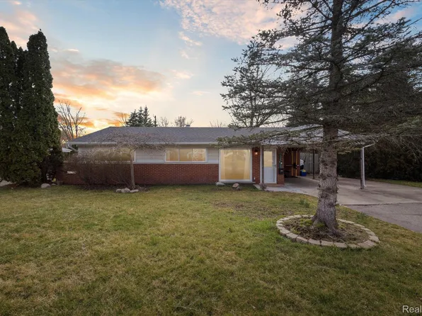 2511 Empire Dr, West Bloomfield, MI 48324