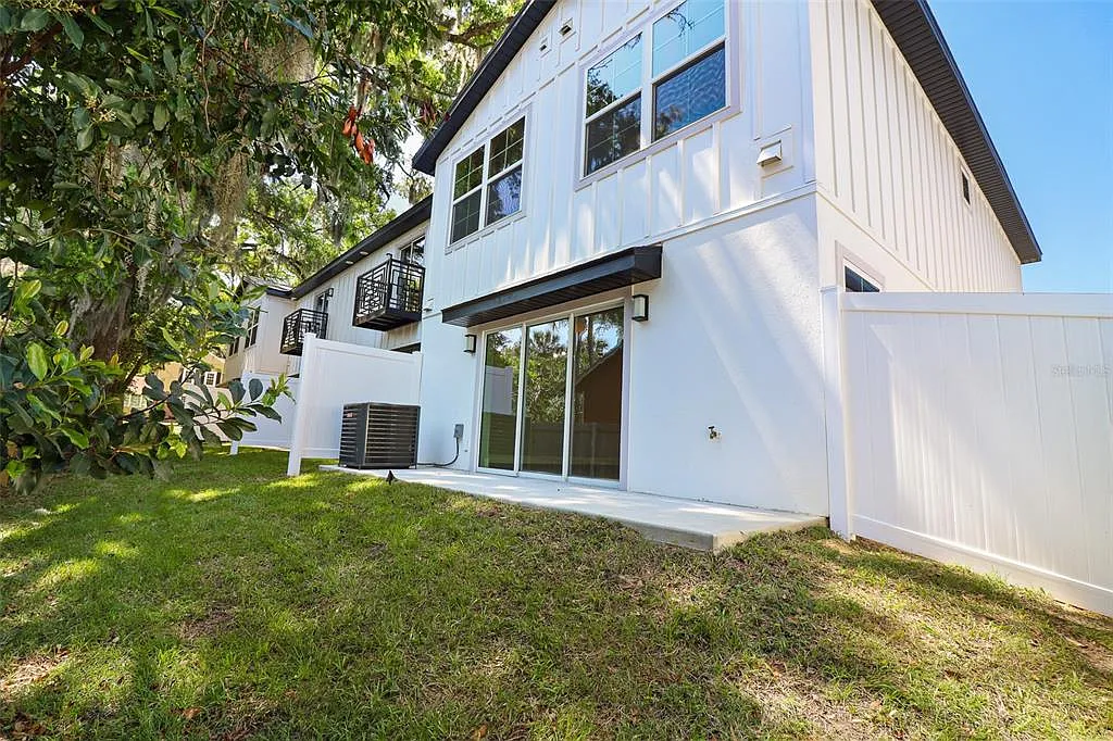 3 bed, 2.5 bath, 1900 sqft, $2,300 — Photo 2
