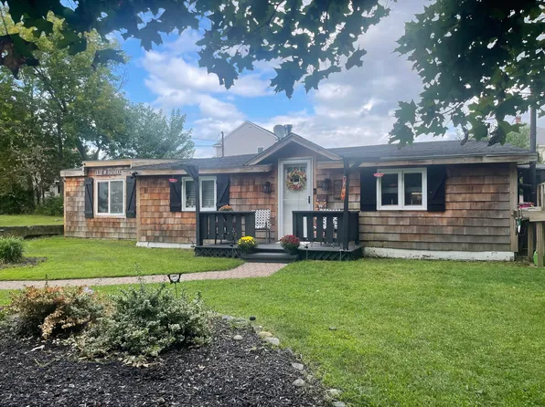 4 Cheney St, Blackstone, MA 01504