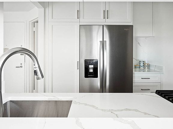 4th image of 150 W 56th St APT 6303