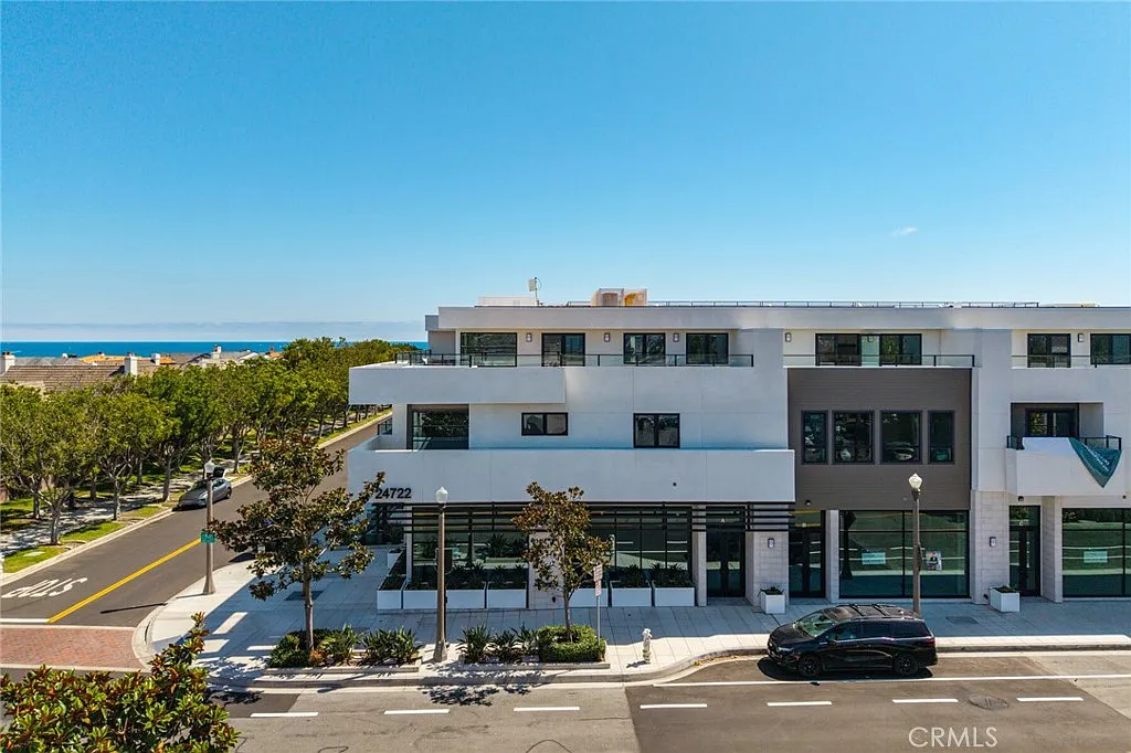 2 bed, 2.5 bath, 1905 sqft, $9,000 — Photo 2