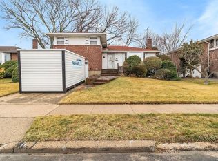 101 Bud Ln, Levittown, NY 11756