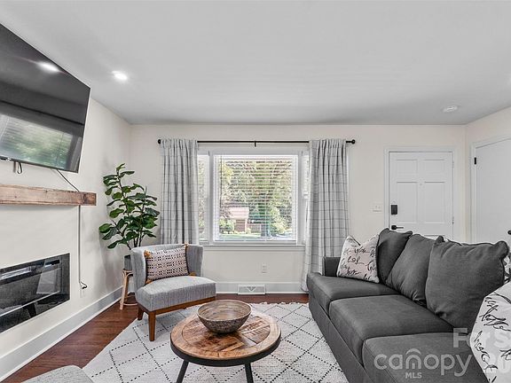 5th image of 2014 Sandhurst Dr
