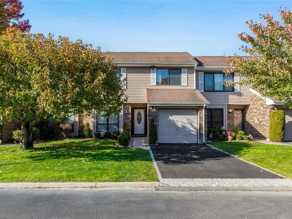 136 Hidden Ponds Circle #136, Smithtown, NY 11787