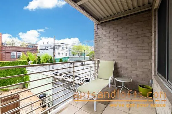 Sold by aptsandlofts.com | media 10