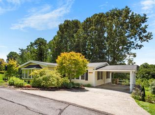 200 Cranbrook Cir, Hendersonville, NC 28792