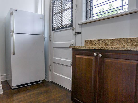 5th image of 3408 W Balmoral Ave APT 2