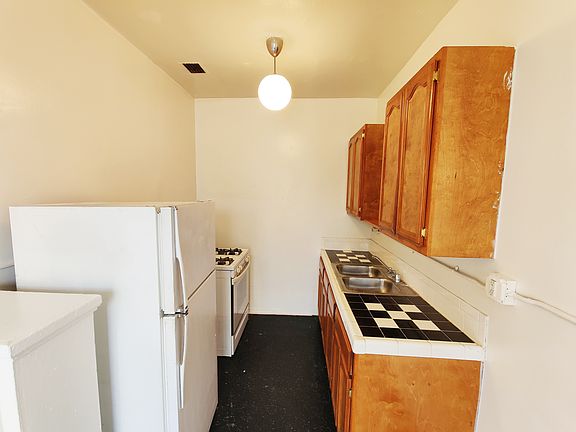 2nd image of 2017 Argyle Ave APT 401