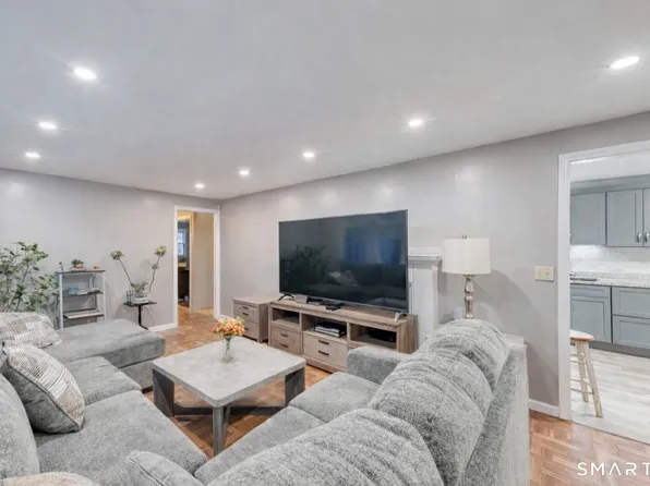 40 Cottage Grove Circle, Bloomfield, CT 06002