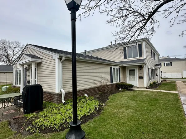 1335 Cove Dr #205-C, Prospect Heights, IL 60070