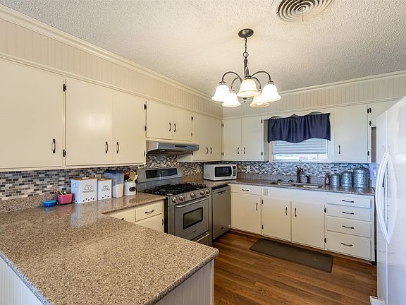 5th image of 405 S Breustedt St