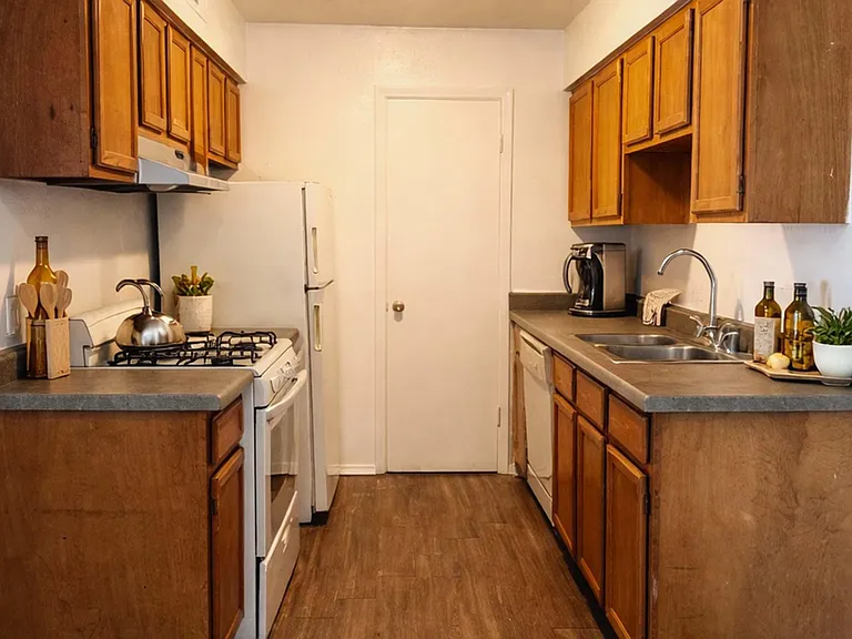 Gateway East Apartments — Photo 19