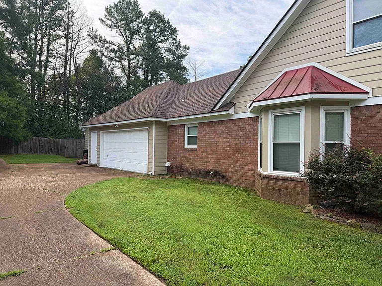 956 Rolling Oaks Ln — Photo 2