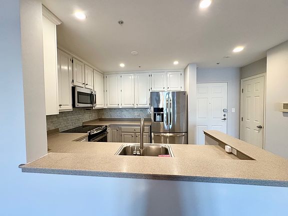 5th image of 3315 Fillmore St APT 401