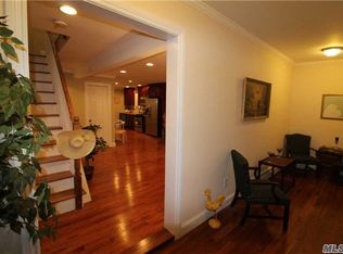 29 Oak St, Freeport, NY 11520