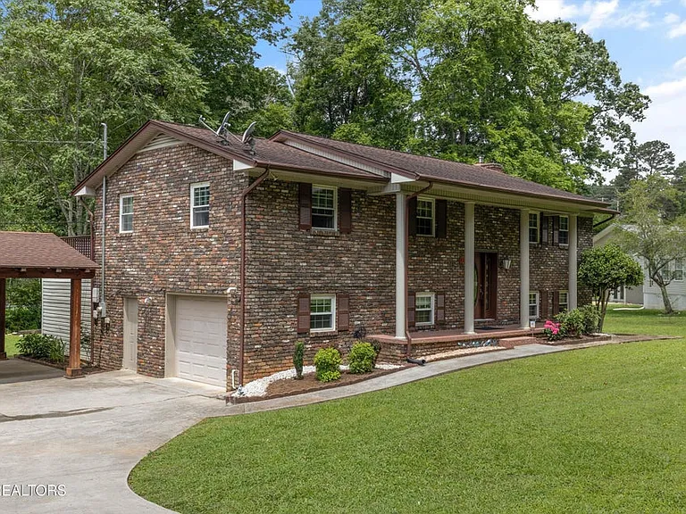 1301 Chert Pit Rd — Photo 2