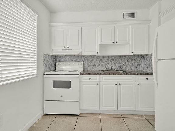 5th image of 2726 SW 21st St APT 101