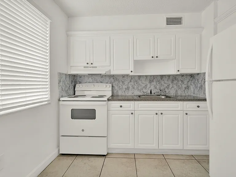 2726 SW 21st St #101 — Photo 5
