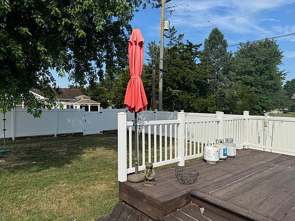 3rd image of 18176 Hickory Ln
