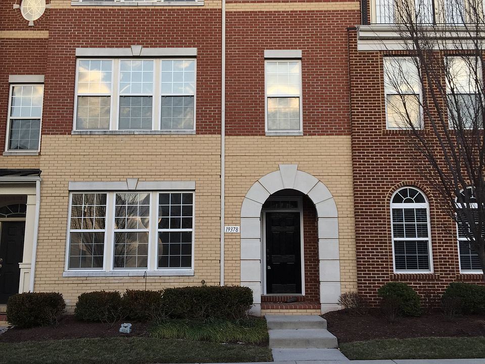 5 bedrm, 4.5 bth,2 garages 