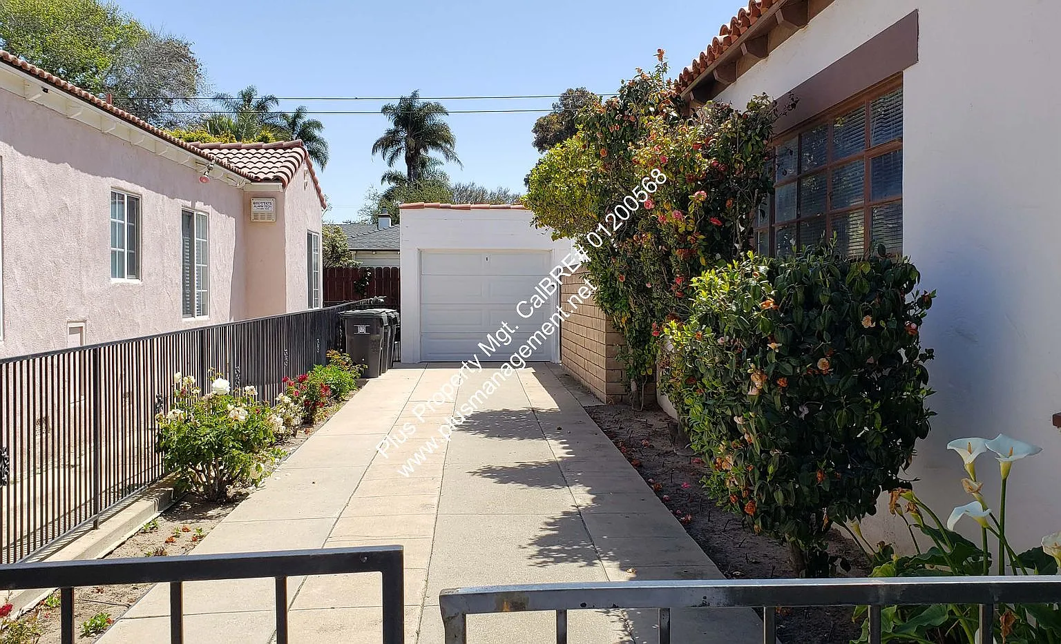 Carriage District One Bedroom Home With One Car Detached Garage and Small Yard — Photo 2