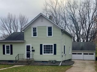 909 4th St, Menasha, WI 54952