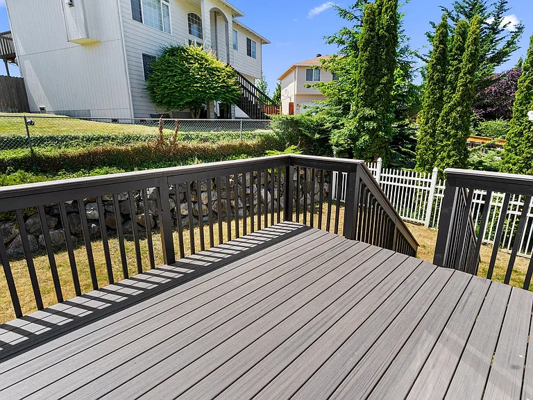 Deck in the back of the house