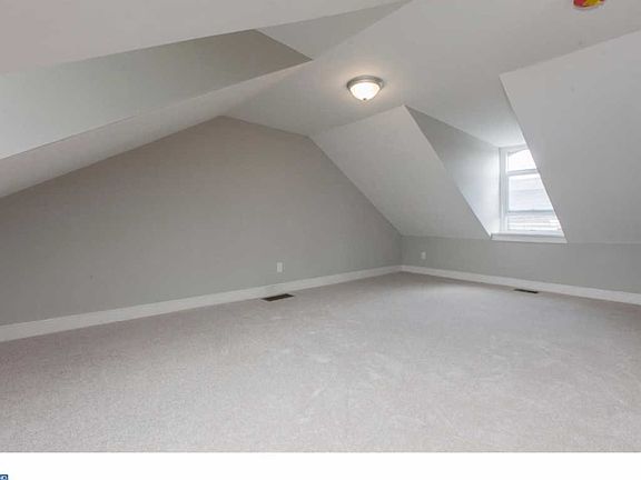 5th image of 327 Hall St