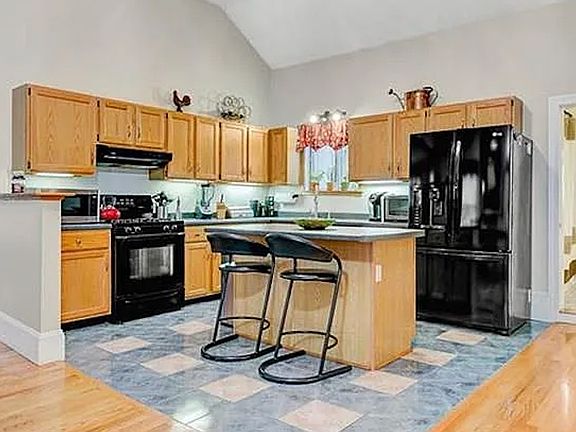 3rd image of 246 Essex St