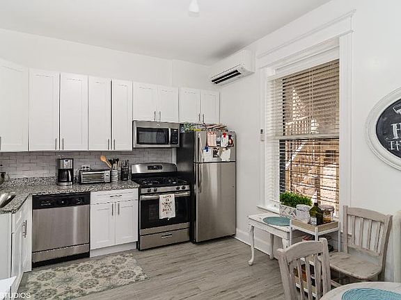 Kitchen/Dining room.