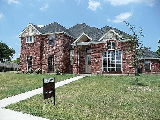 Lovely deep brick tones are accentuated by the inset stone