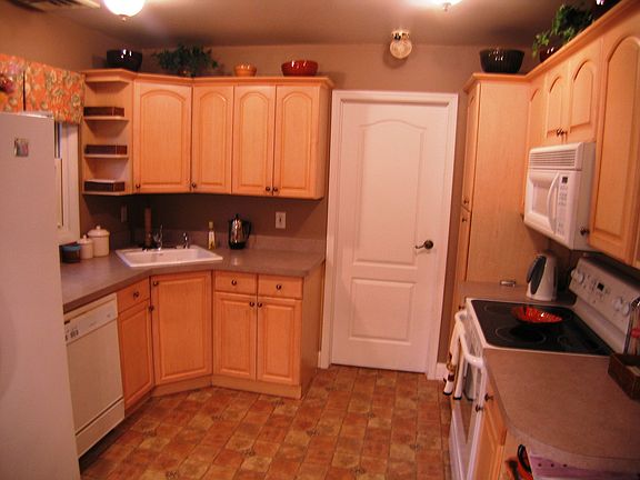 4th image of 4 Burgess Ln