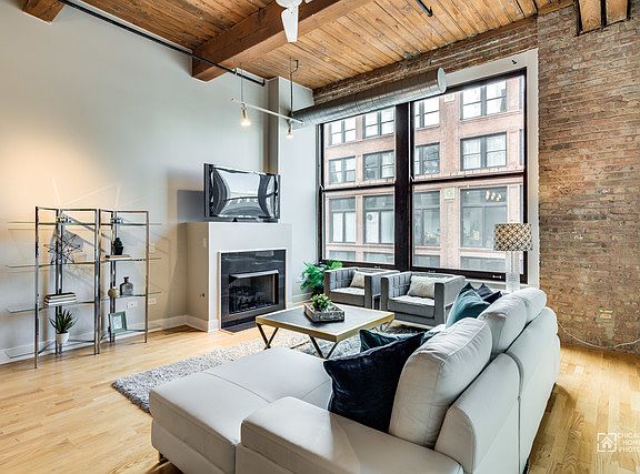 3rd image of 2303 S Michigan Ave APT 302