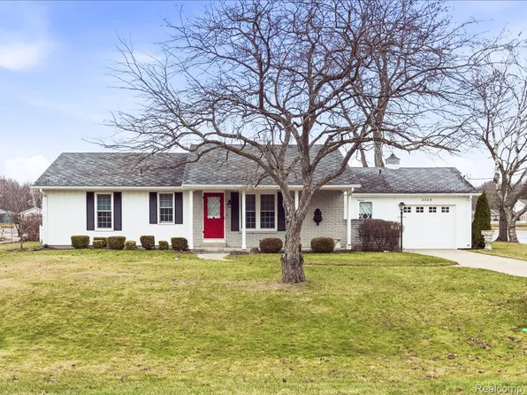 3309 Lake Dr, Fort Gratiot, MI 48059