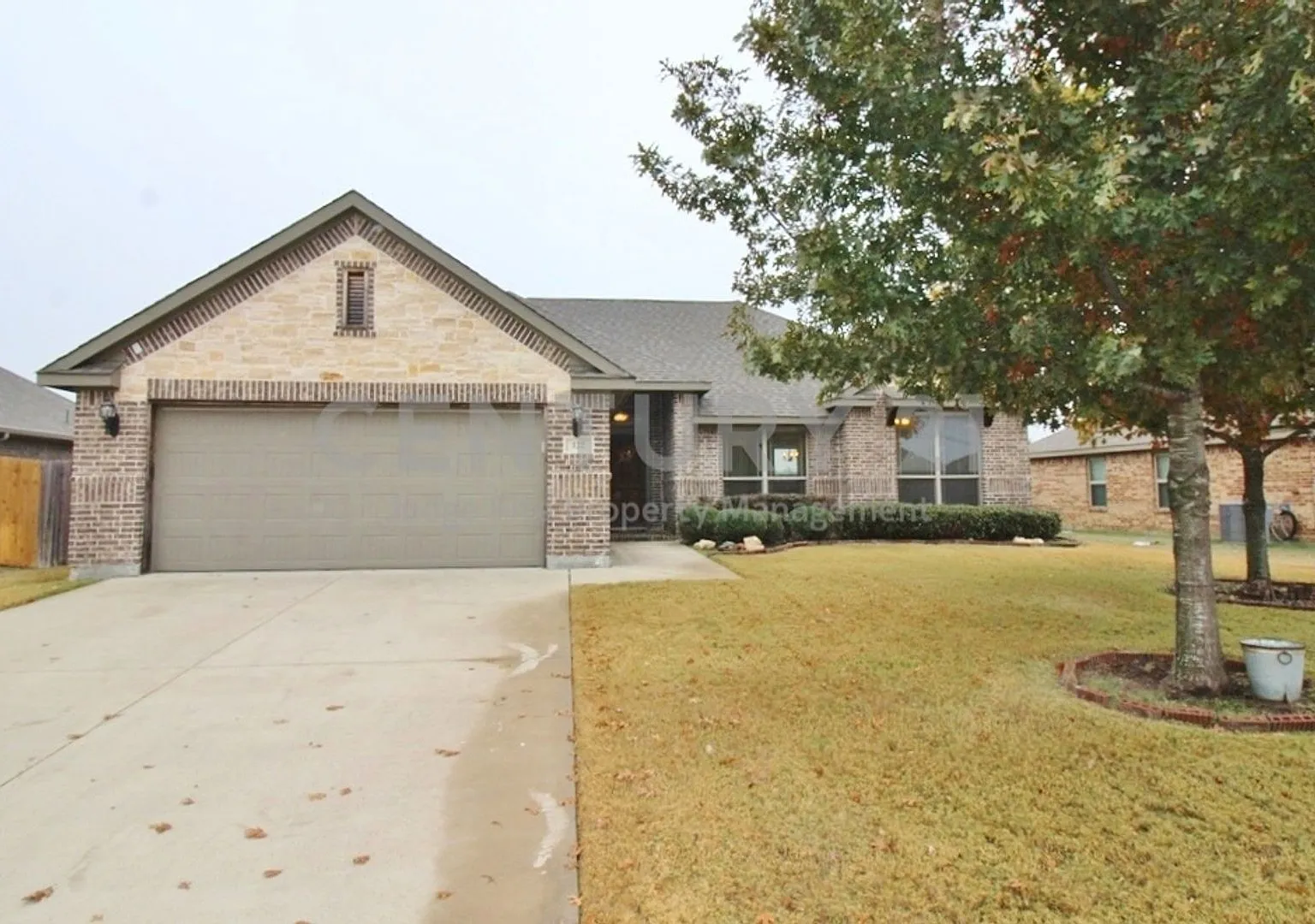 Well Maintained 3/2/2 in Waxahachie's Settlers Glen For Rent! — Photo 1