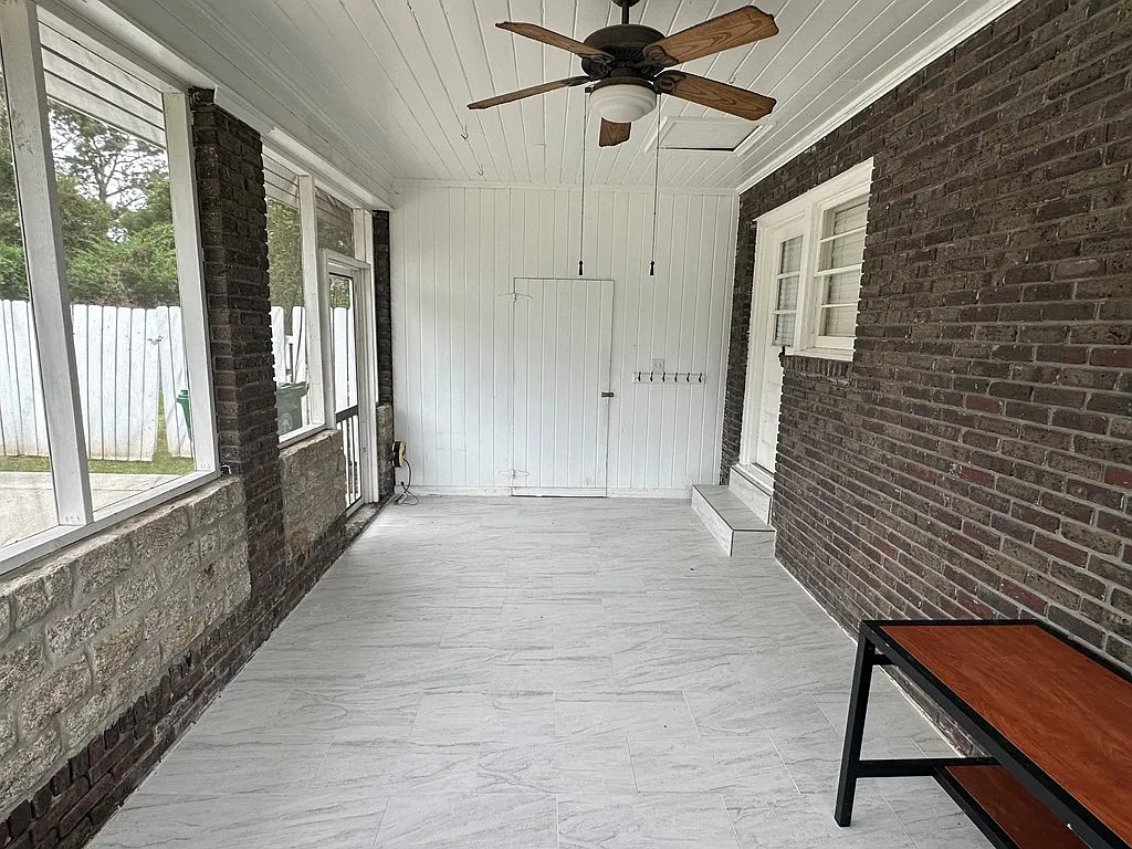 Building Photo - 2208 White Oak Dr