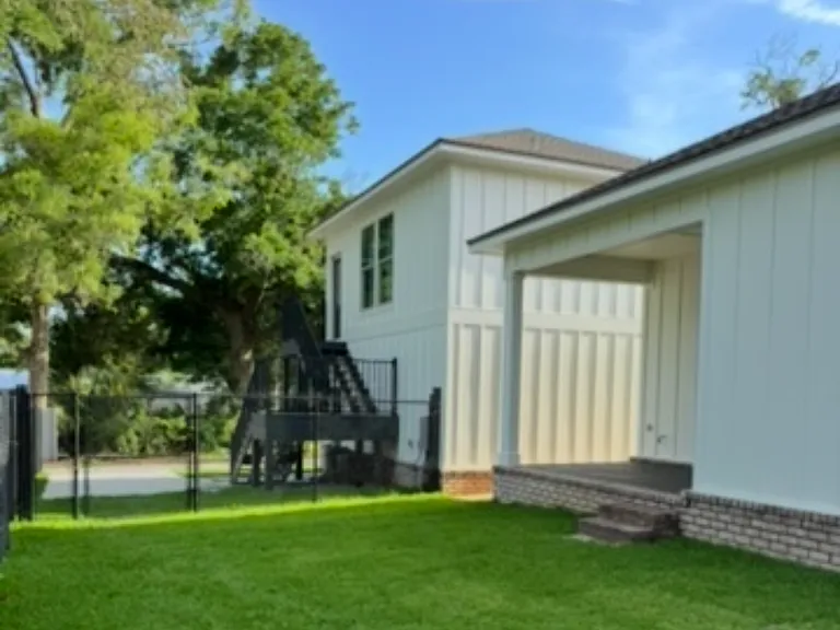 3111 E Gonzalez St — Photo 3