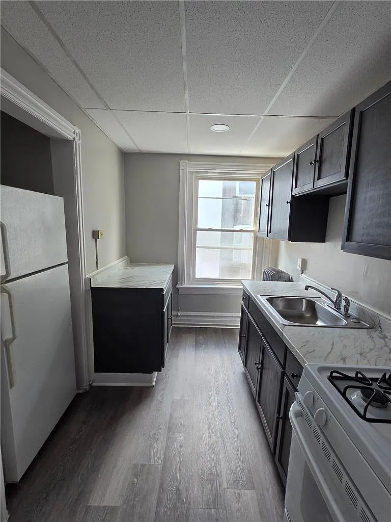 3 bed, 1000 sqft, $1,700 — Photo 3