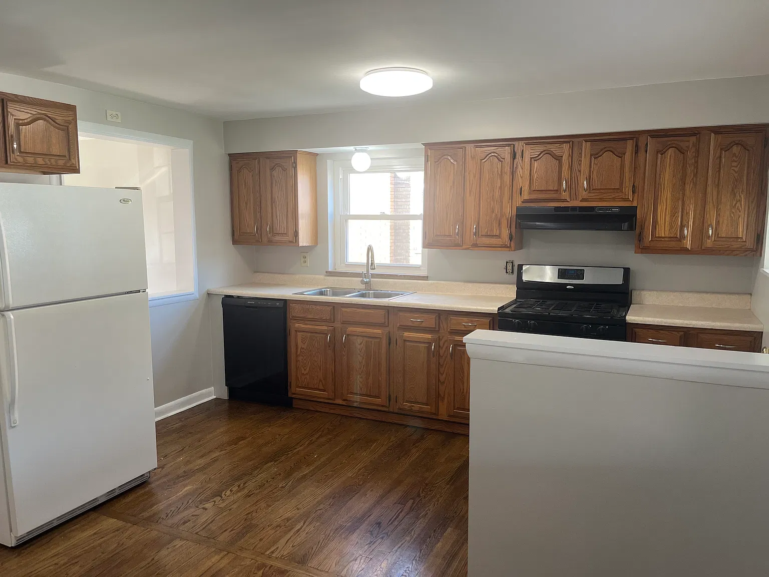 4 bed, 1326 sqft, $1,800 — Photo 3
