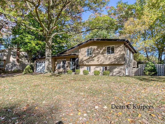 3rd image of 2363 Greenview Dr SW