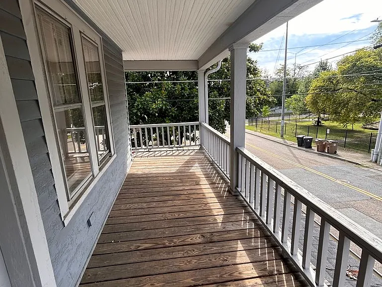 605 Gill Ave — Photo 17
